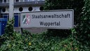 Zu sehen ist ein Schild auf dem "Staatsanwaltschaft Wuppertal" steht.