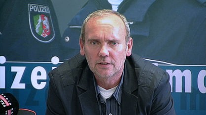 Wolfgang Siegmund sitzt bei einer Pressekonferenz