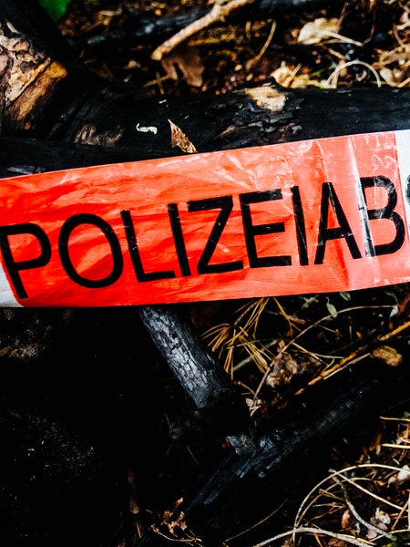 Symbolbild: Eine Polizeiabsperrung im Wald.