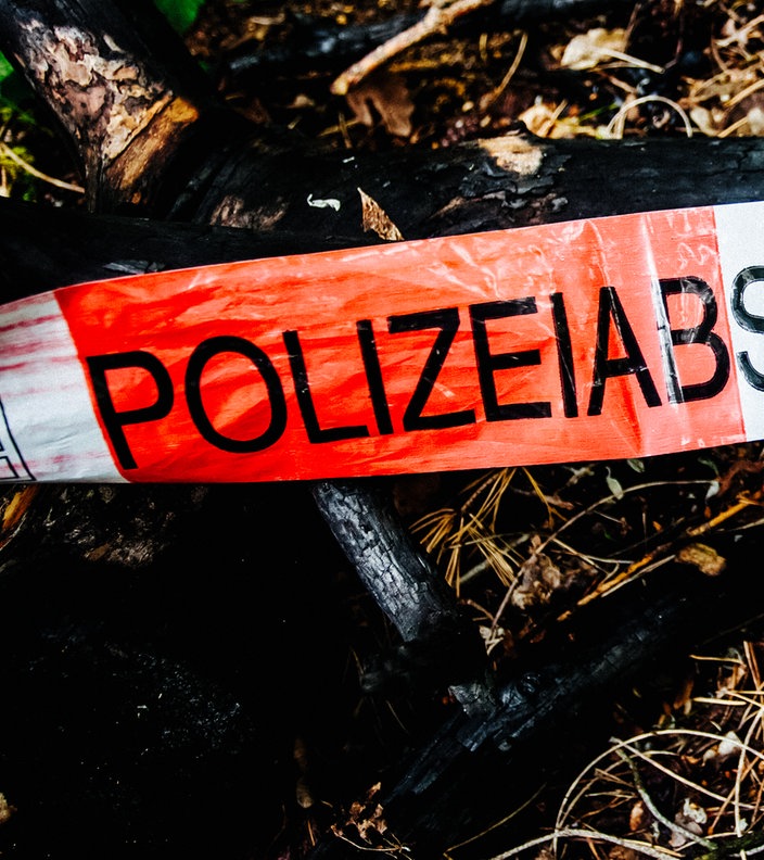 Symbolbild: Eine Polizeiabsperrung im Wald.