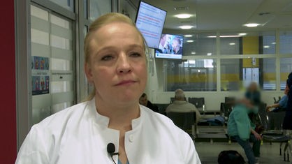 Oberärztin Monika Kogej steht im Wartebereich der Uniklinik in Bonn