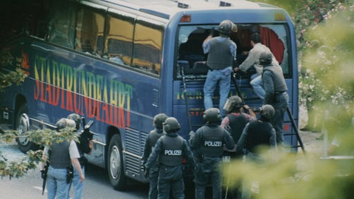 Archivbild: Polizisten befreien Geiseln aus dem Bus, in dem ein Geiselnehmer sie in seine Gewalt gebracht hatte