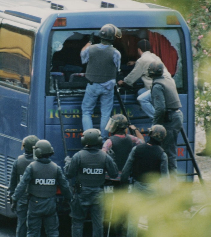 Archivbild: Polizisten befreien Geiseln aus dem Bus, in dem ein Geiselnehmer sie in seine Gewalt gebracht hatte