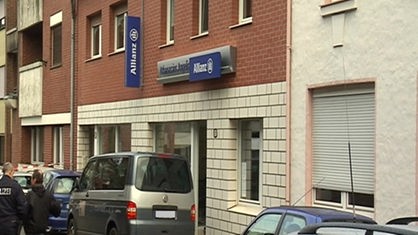 Das Bild zeigt die Außenfassade des Versicherungsbüros, in das Mark nach dem Angriff geflüchtet ist