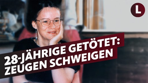 Eine Frau mit Brille hat ihre Hand auf ihrer rechten Wange. Darauf steht der Text: 28-Jährige getötet. Zeugen schweigen