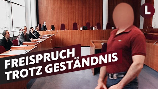 Gerichtssaal. Links die Texttafel "Freispruch trotz Geständnis". Ein Mann steht rechts im Bild.