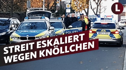 Zahlreiche Polizeifahrzeuge in der Mitte stehen einige Beamte. Darauf der Schriftzug: "Streit eskaliert wegen Knöllchen"