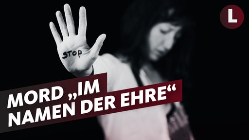 Frau streckt die Hand aus. Auf dieser steht "stop". Bauchbinde im Bild mit den Worten "Mord im Namen der Ehre".