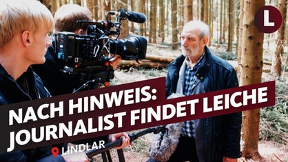 Ein Wald. Rechts ein Kamerateam, links ein Mann, der interviewt wird.