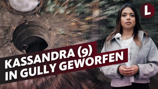 Fotocollage: Hintergrund zeigt Bild von einem Gully, rechts im Bild Foto einer jungen, bruanhaarigen Frau, links unten im Bild Schriftzug "Kassandra (9) in Gully geworfen"