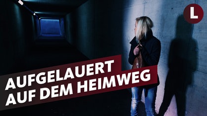 Eine Frau steht in einem dunklen Tunnel und fürchtet sich