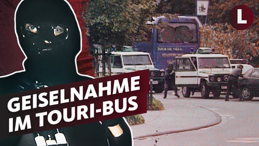 Im Vordergrund steht eine Person, die ganz in schwarz gekleidet ist und eine Sturmmaske trägt. Über ihm steht eine Texttafel auf der "Geiselnahme im Touri-Bus" steht. Im Hintergrund sind mehrere Autos zu sehen. Rechts oben steht das Logo der Lokalzeit.