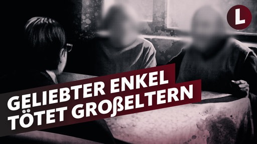 Nachgestellte Szene: Enkel mit Großeltern am Kaffeetisch