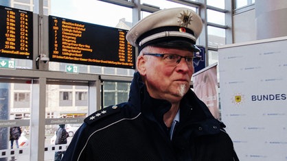 Der Polizist Jörg Schumacher im Portrait in der Bahnhofshalle Münster. 