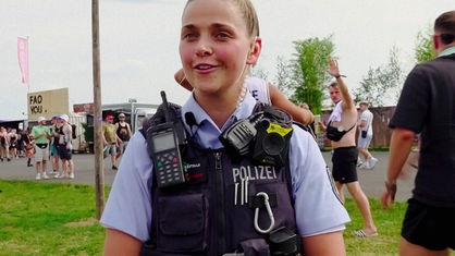 Eine Frau in Polizei-Uniform