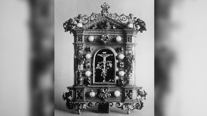 Schwarzweißfotografie von einem religiösen Kunstgegenstand, der mit Perlen, Rubinen, Saphiren und Diamanten verziert ist