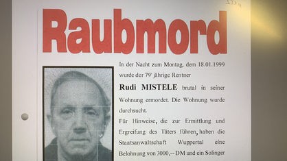 Alter Fahndungsaufruf der Polizei: "Raubmord" steht oben in roter Schrift, darunter ein Schwarz-Weiß-Foto eines alten Mannes