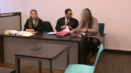 Petra D. und ihr Anwalt sitzen an einem Tisch im Wuppertaler Amtsgericht