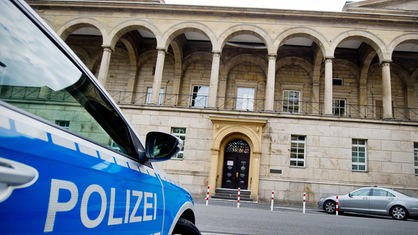 Landgericht Wuppertal von außen mit Polizeiauto