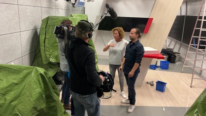 Moderatorin Ines Rothmeier und Redakteur Julius Hölscher zum Wasserschaden im Studio Duisburg