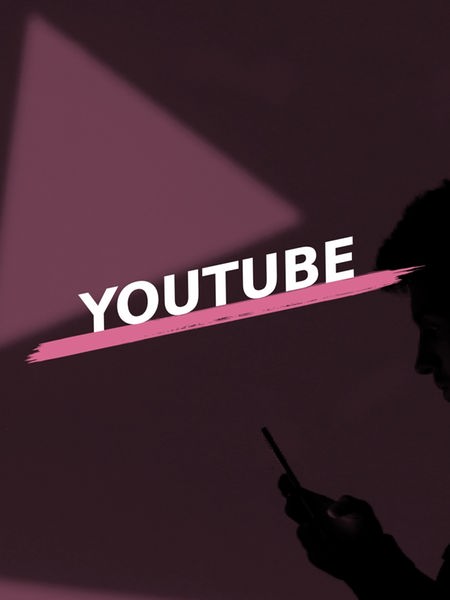 Ein YouTube-Logo, im Vorgergrund ein Mann, der auf sein Handy schaut. Auf dem Bild steht in kursiver Schrift "YouTube".