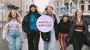 Auf dem Bild laufen fünf junge Frauen, die Hosts des Instagram-Kanals "Mädelsabende" mit breitem Lachen auf die Kamera zu