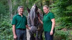 Manuela Zimmermann mit ihrem Mann Hubert und einem Pferd. 