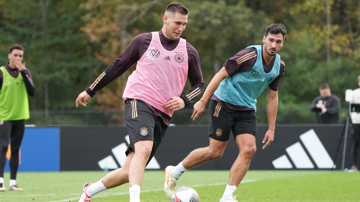 Die BVB-Spieler Niklas Süle (vorne) und Mats Hummels im Training der deutschen Fußball-Nationalmannschaft.