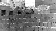 50 Jahre Mauerbau: Soldat hinter der Mauer mit Stacheldraht