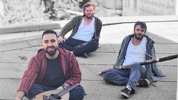 Gruppenfoto der Band Abarra auf einem Dach