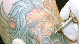 Ein Tattoo mit Löwenmotiv (Symbolbild)
