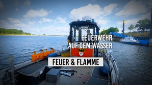 Löschboot mit zwei Feuerwehrleuten auf einem Fluß