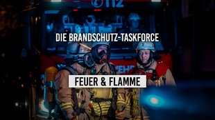 Löschboot mit zwei Feuerwehrleuten auf einem Fluß