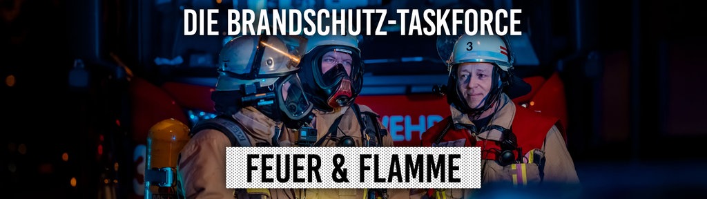 Löschboot mit zwei Feuerwehrleuten auf einem Fluß