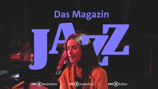 Die Sängerin Alma Naidu vor lilafarbenem Schriftzug 'Jazz – Das Magazin'.