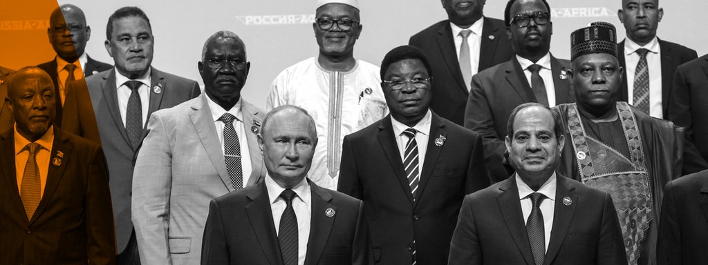 Das Beitragsbild des ARD Radiofeature "Im Schatten" zeigt Putin inmitten von afrikanischen Staatsoberhäuptern beim Russland-Afrika Kongress in St. Petersburg