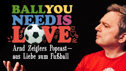 Arnd Zeigler hält das Logo zu Ball you need is love auf seiner Hand