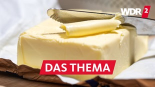 Butter auf einem Holzbrett