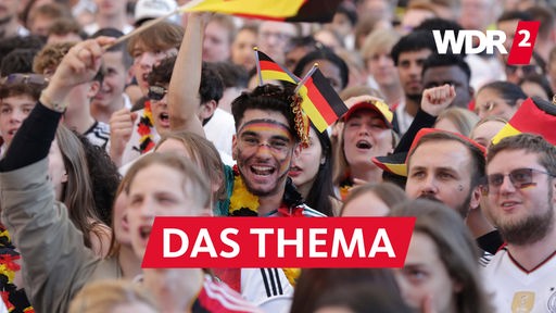 Fans der deutschen Fußballnationalmannschaft in der Fanzone Friedensplatz in Dortmund (beim Gruppenspiel Deutschland gegen Ungarn)