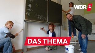 Eltern renovieren ein Klassenzimmer