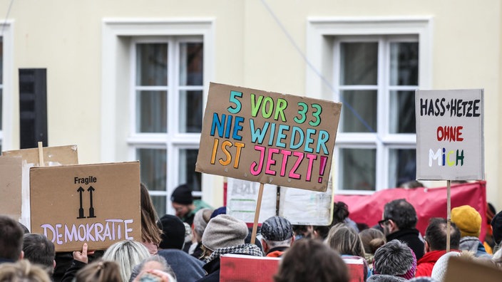 Das Beitragsbild des Dok5 "Angermünde und anderswo II" zeigt eine Demonstration gegen rechts in Angermünde in 2024