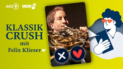 Ein junger Mann spielt Horn mit den Füßen. Daneben der Schriftzug "Klassik Crush"