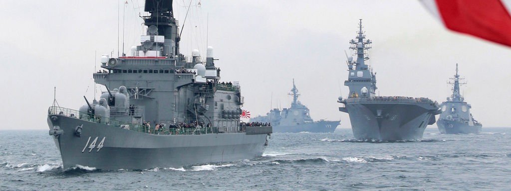 Das Beitragsbild des Dok 5 "Japan rüstet auf - Zeitenwende in Ostasien" zeigt japanische Kriegsschiffe der Japan Maritime Self-Defense Force im Jahr 2012
