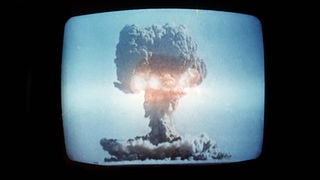 Die im Mai 1965 gezündete zweite chinesische Atombombe, abfotografiert von einem TV-Bildschirm in Tokio.