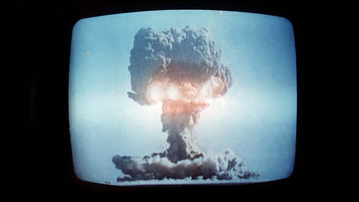 Die im Mai 1965 gezündete zweite chinesische Atombombe, abfotografiert von einem TV-Bildschirm in Tokio.