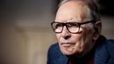 Das Beitragsbild des Kulturfeature "Ennio Morricone – ein Leben zwischen Kino und Konzertsaal" zeigt ein Porträt von Ennio Morricone aus dem Jahr 2015