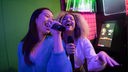 Das Beitragsbild des WDR3 Kulturfeature "Leeres Orchester" zeigt zwei junge Freundinnen beim gemeinsamen Karaoke Singen in einer Karaoke-Bar.