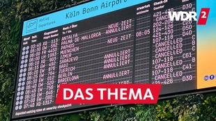 Eine Anzeigetafel am Flughafen Köln/Bonn zeigt Flugausfälle an