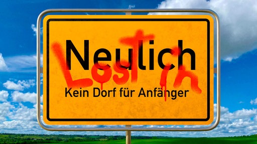 Ortsschild mit Beschriftung: "Lost in Neulich. Kein Dorf für Anfänger".