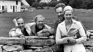 Das Beitragsbild des WDR3 Kulturfeature "Der Mann und seine Insel" zeigt Ingmar Bergman mit Freunden auf Fårö.